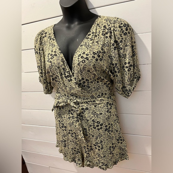Floral Sage Green Wrap Romper - Urban Outfitters - Size L - Picture 10 of 12